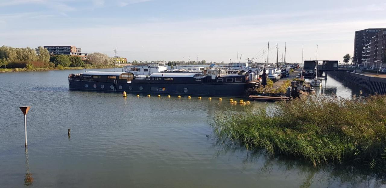 Bed and Breakfast Wheelhouse Euphrate Houseboat Diemerbrug Exterior foto