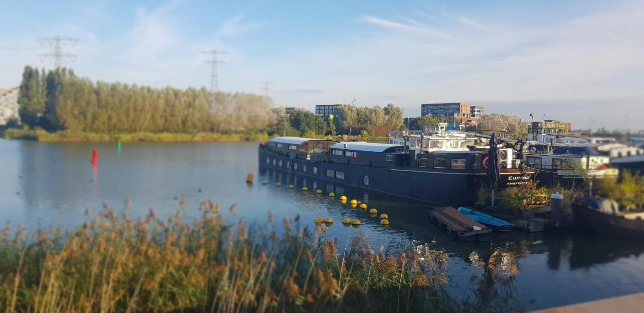 Bed and Breakfast Wheelhouse Euphrate Houseboat Diemerbrug Exterior foto