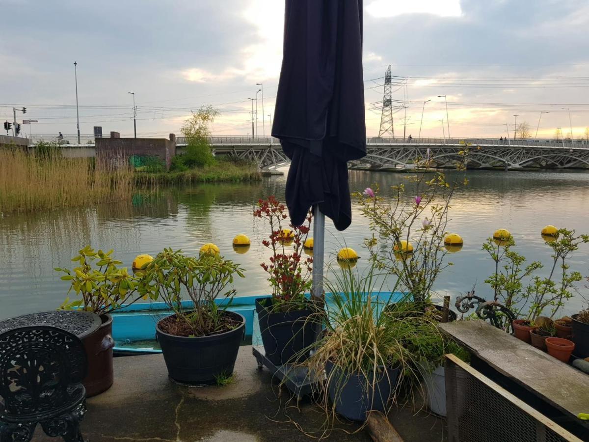 Bed and Breakfast Wheelhouse Euphrate Houseboat Diemerbrug Exterior foto