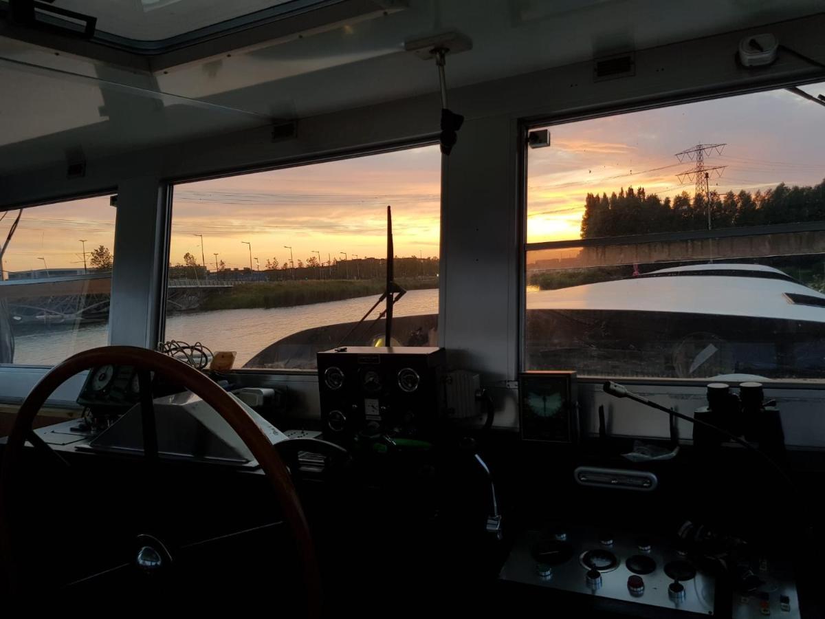 Bed and Breakfast Wheelhouse Euphrate Houseboat Diemerbrug Exterior foto