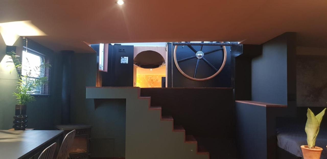 Bed and Breakfast Wheelhouse Euphrate Houseboat Diemerbrug Exterior foto