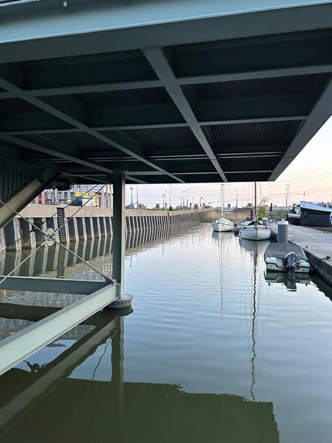 Bed and Breakfast Wheelhouse Euphrate Houseboat Diemerbrug Exterior foto