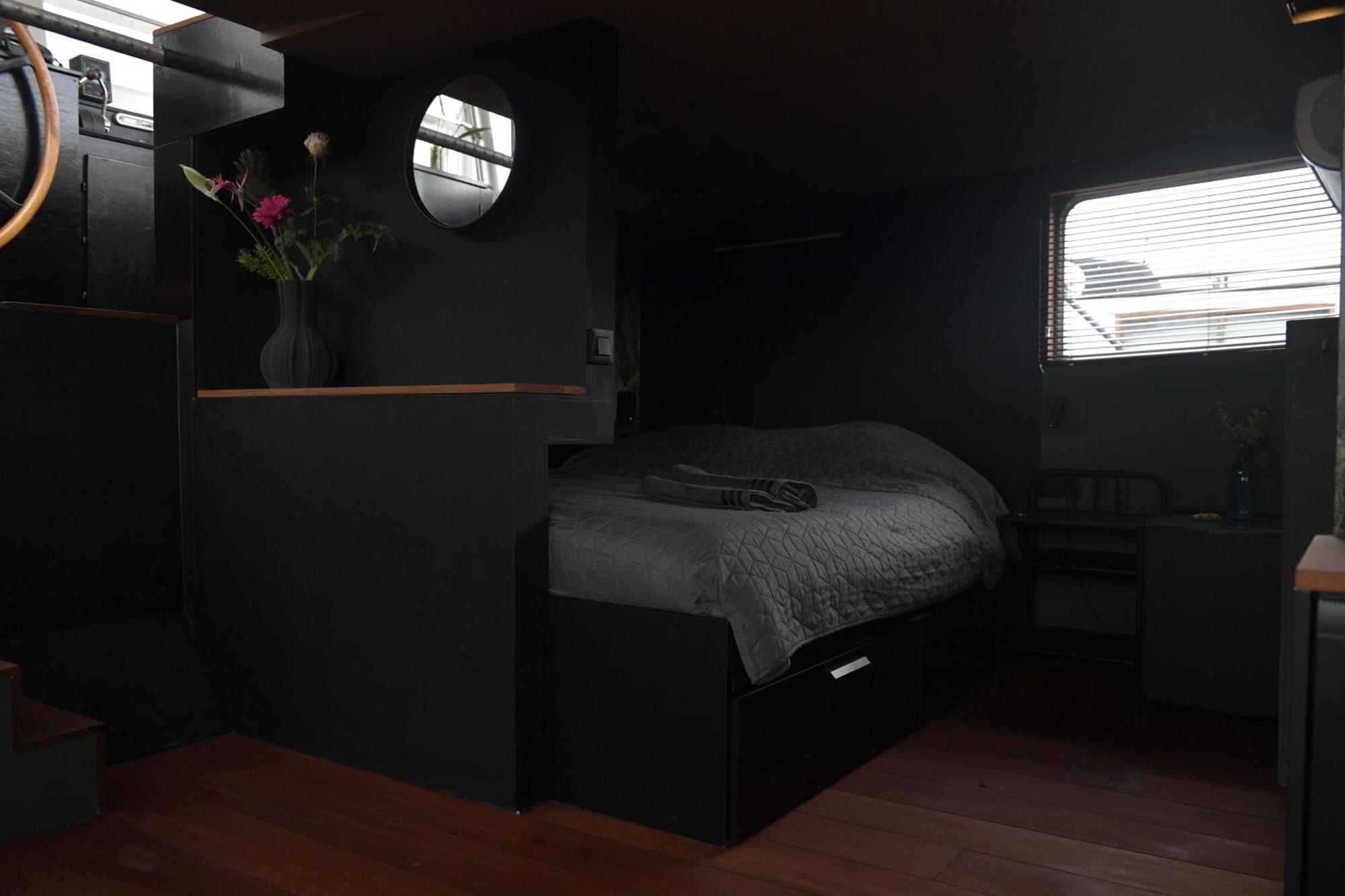 Bed and Breakfast Wheelhouse Euphrate Houseboat Diemerbrug Exterior foto